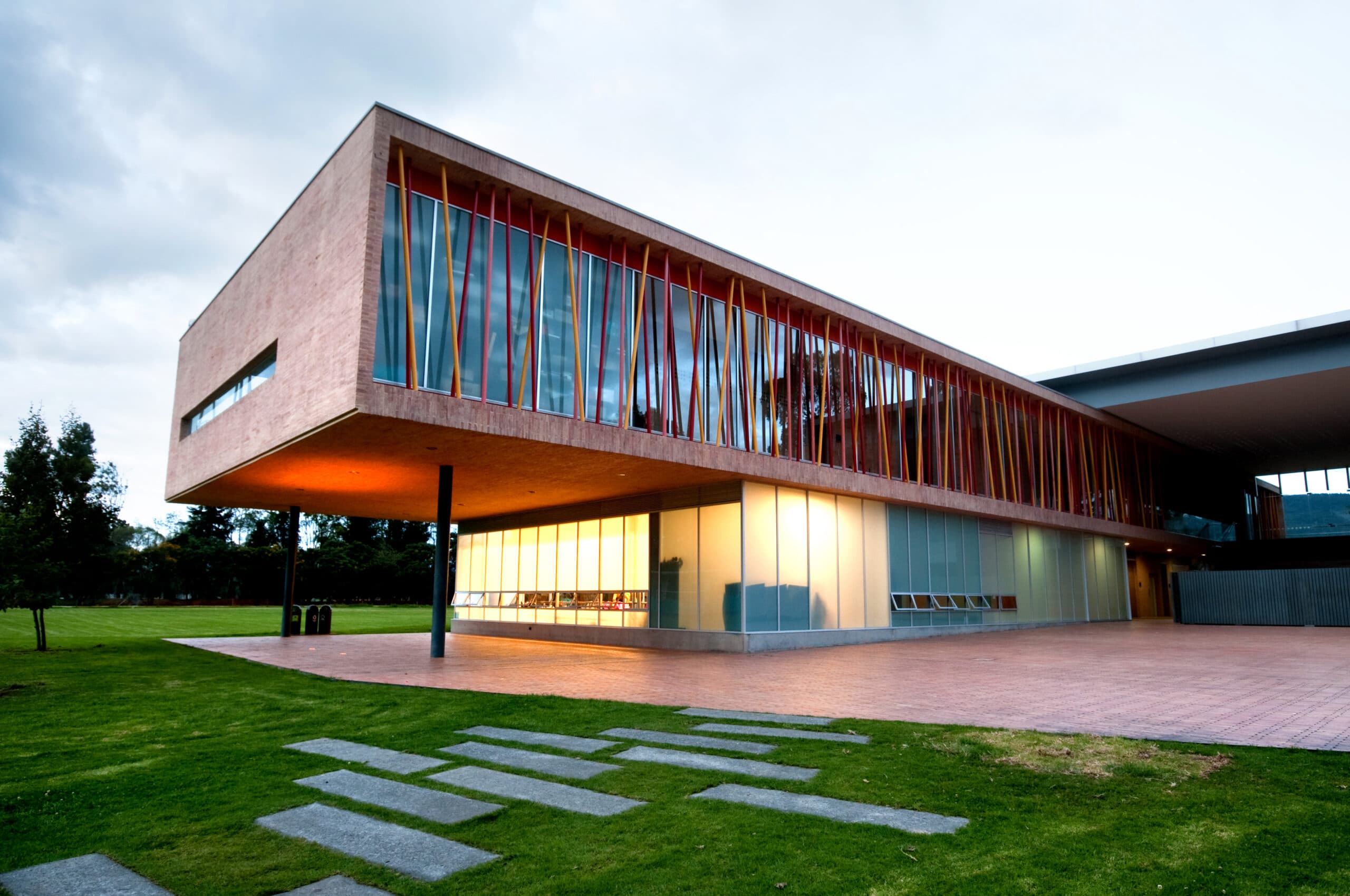 Fotografía arquitectónica de edificio corporativo — documentación técnica Foto Rudolf