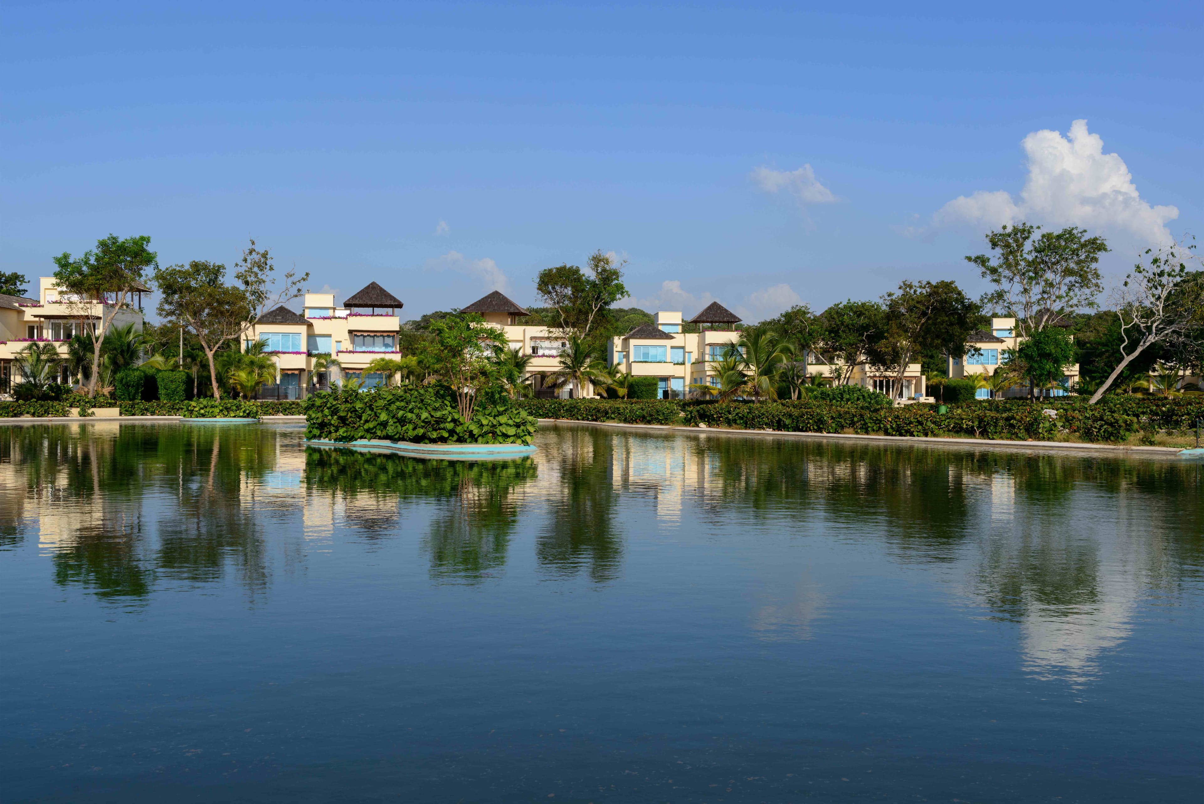 Fotografía aérea de resort tropical en Colombia