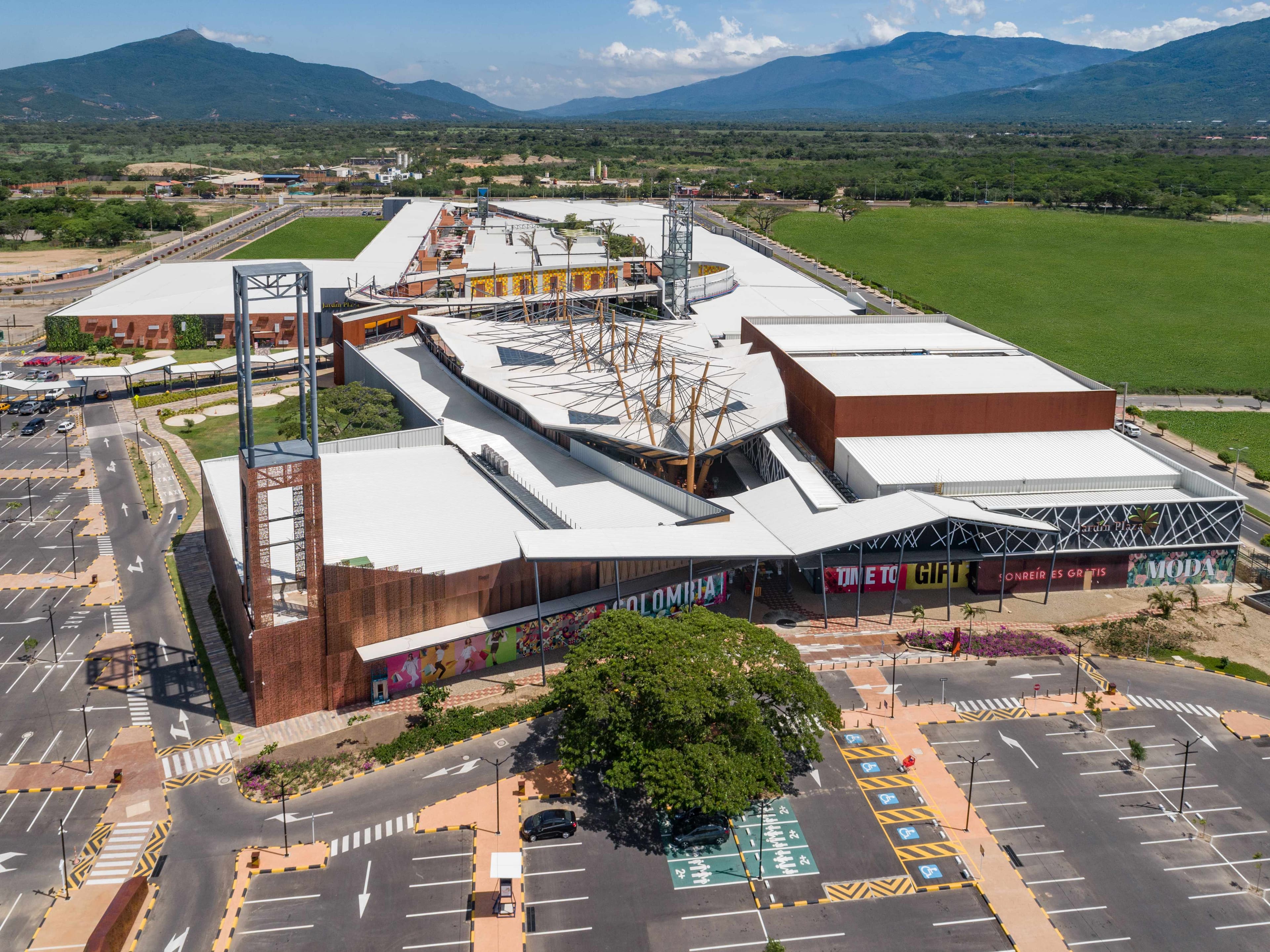 Fotografía aérea de centro comercial en Neiva, Colombia