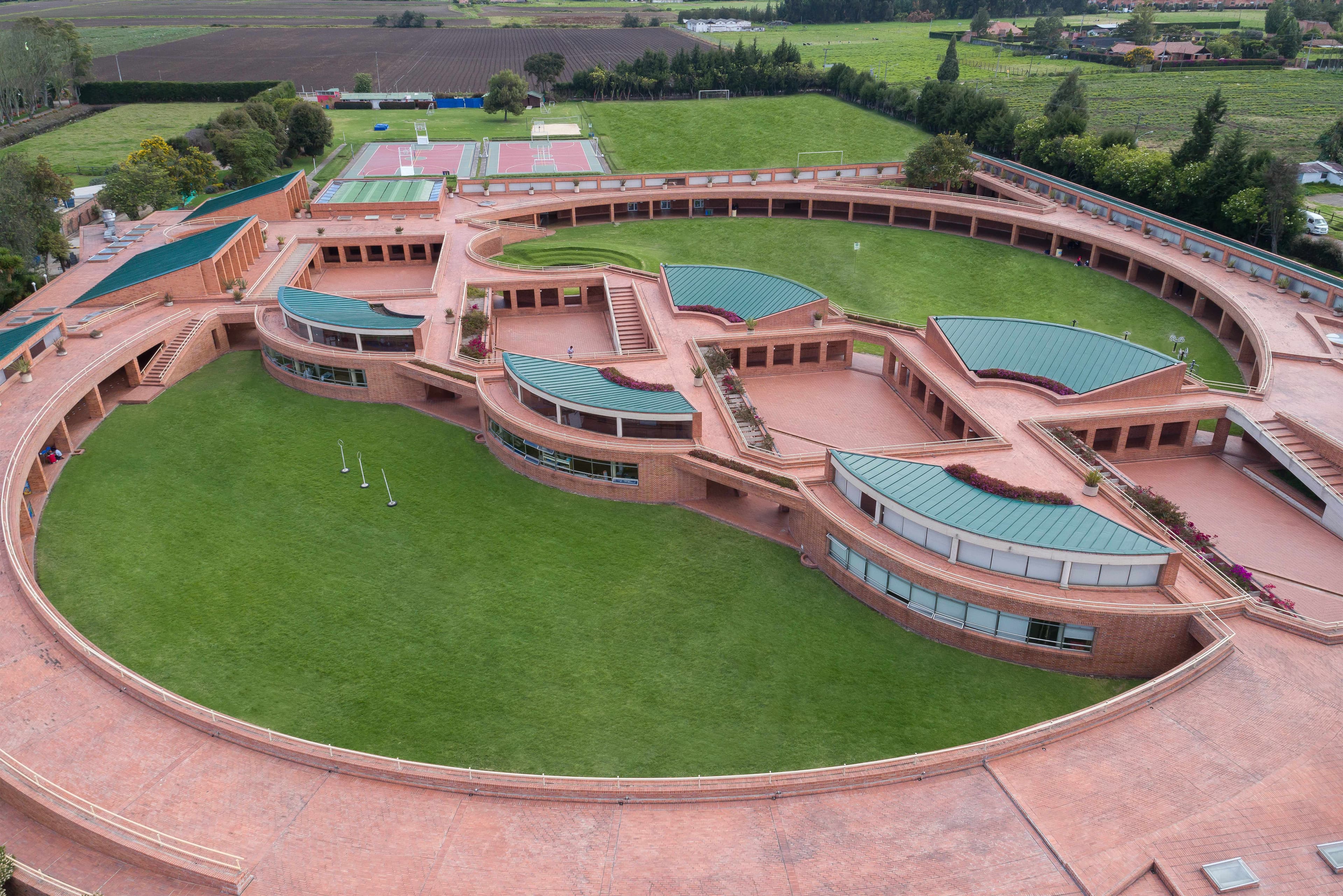 Fotografía aérea de campus educativo — documentación arquitectónica Colombia