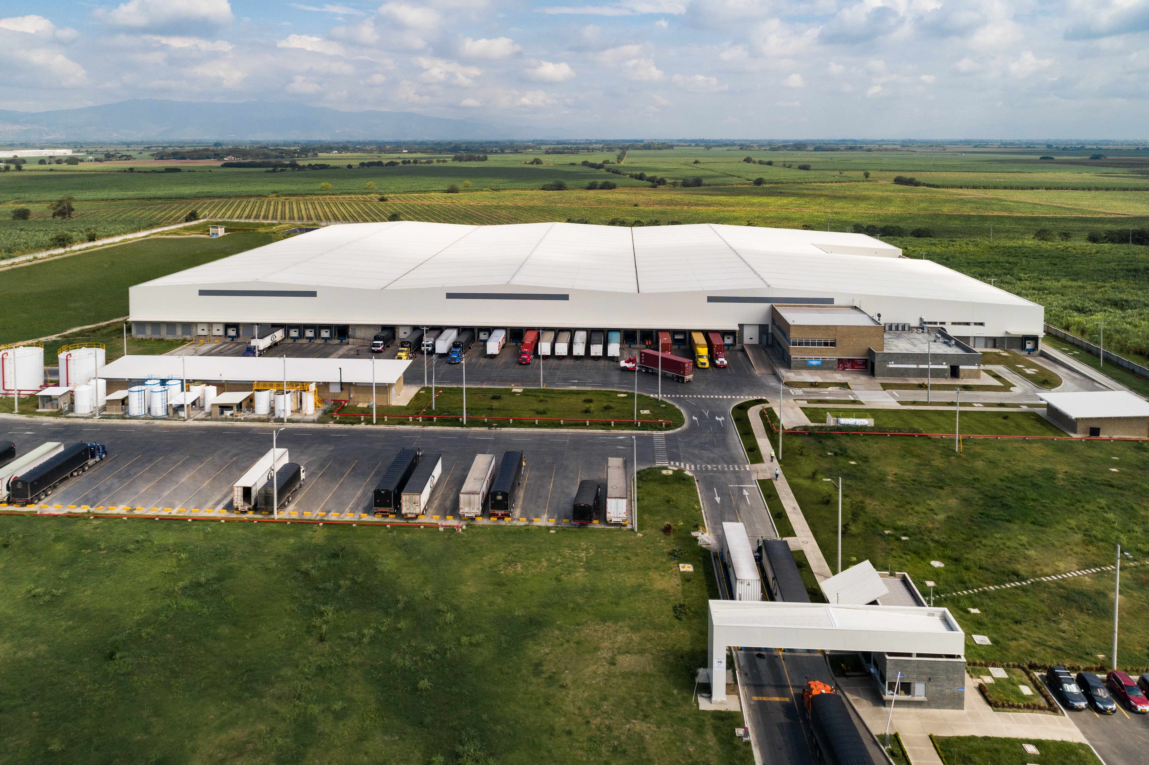 Fotografía aérea de bodega logística industrial en Colombia