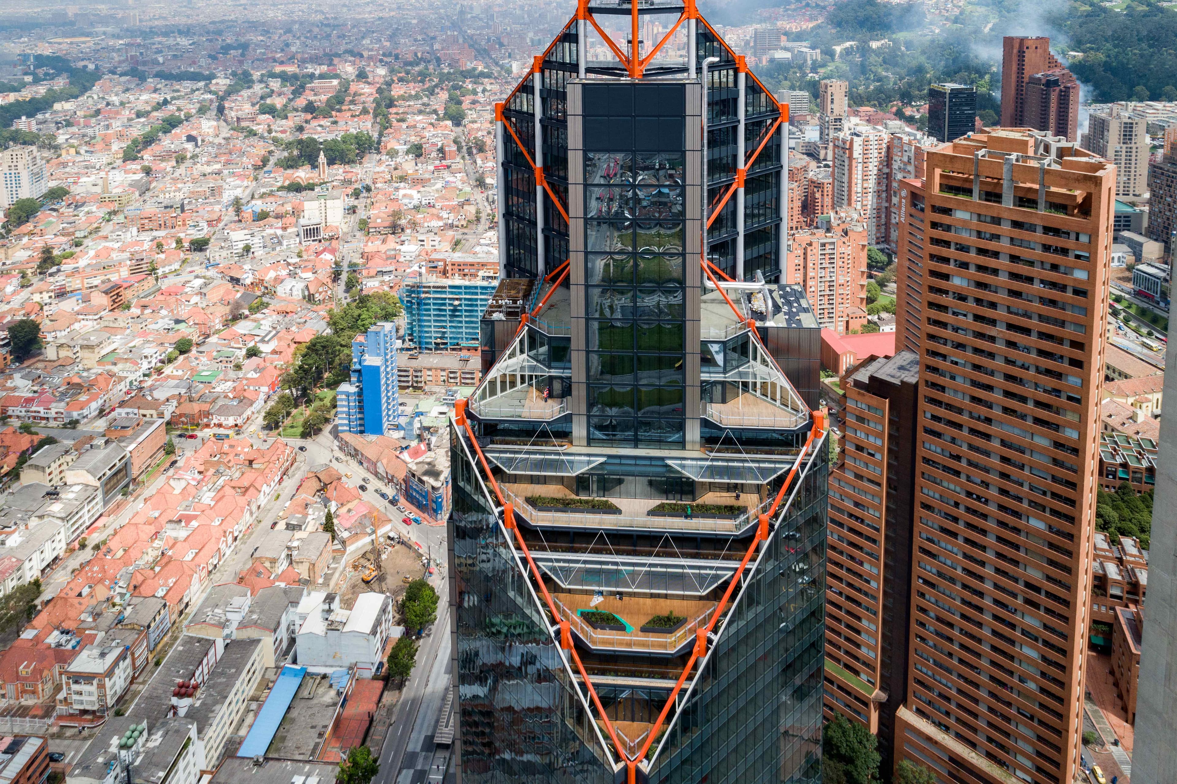 Fotografía aérea de torre empresarial en Bogotá